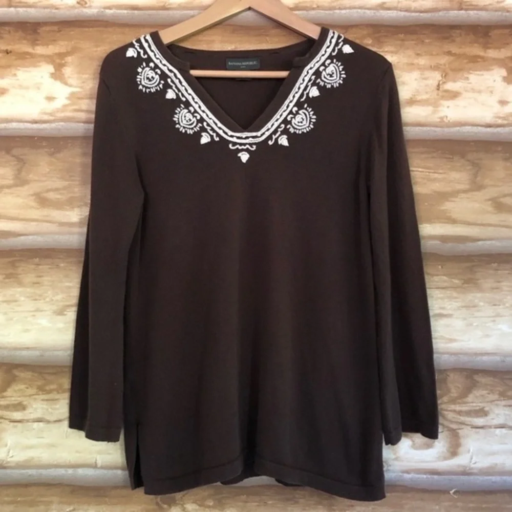 Vintage Banana Republic Factory embroidered v-neck sweater size medium
